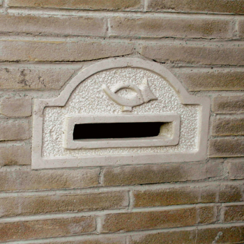 Frontale piccolo di cassetta postale montato.