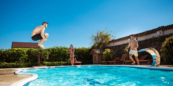 Quali pietre naturali usare per pavimentare una piscina?